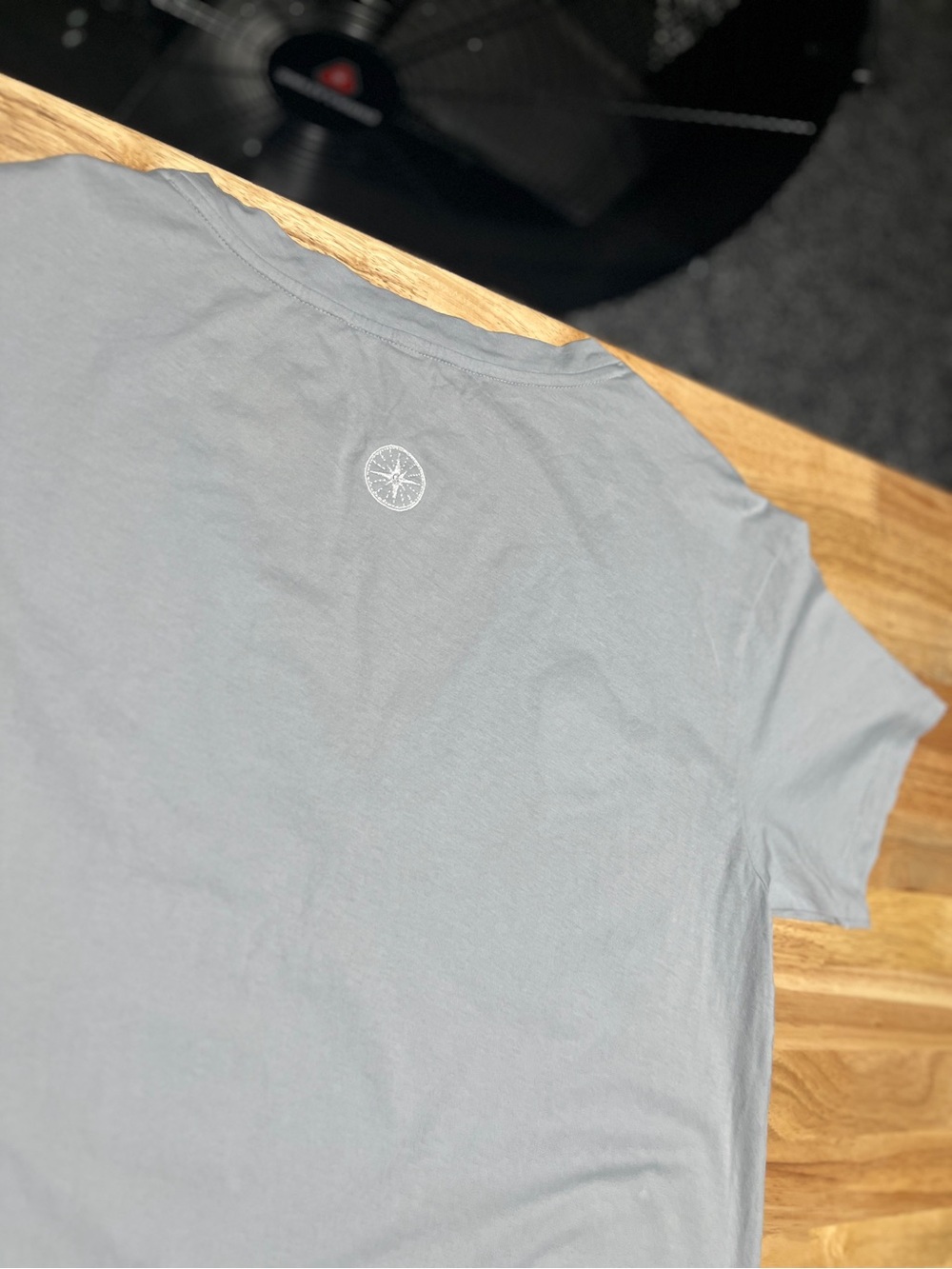 Vuori Naples Beach Club Tee Small Coastal Quiet Luxury Athleisure Gray Cotton - Picture 9 of 11